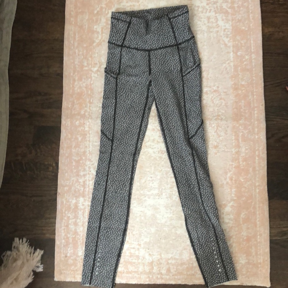 Lululemon 7/8 pants with reflector on ankle